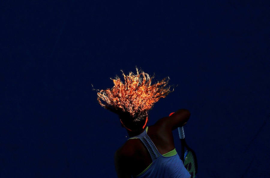 A continuación, una selección del resto de imágenes candidatas al World Press Photo 2019 en diferentes secciones. Sobre estas líneas, Naomi Osaka sirve durante su partido contra Simona Halep durante el torneo de tenis Abierto de Australia, en el Margaret Court Arena, en Melbourne. Fotografía finalista en la categoría: Deporte.