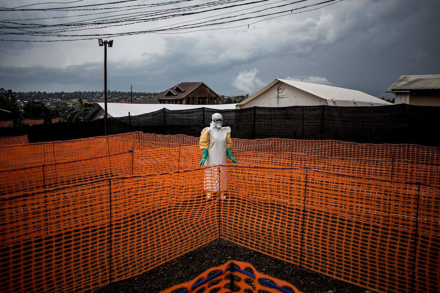 A continuación, una selección del resto de imágenes candidatas al World Press Photo 2019 en diferentes secciones. Sobre estas líneas, un sanitario a la espera de tratar a un nuevo paciente no confirmado de ébola en un centro de tratamiento apoyado por MSF (Médicos Sin Fronteras) en Bunia, República Democrática del Congo. Fotografía finalista en la categoría: Noticias Generales.