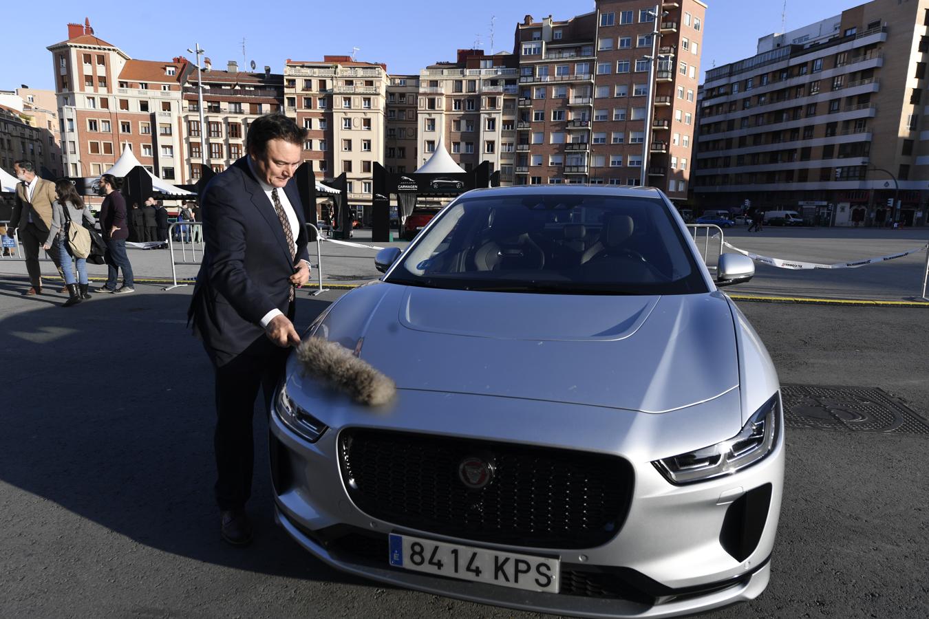 José Ángel García saca brillo al flamante Jaguar I-Pace, «un modelo totalmente aerodinámico con alerón trasero y delantero. Muchas de sus piezas se fabrican en Bizkaia», apunta.