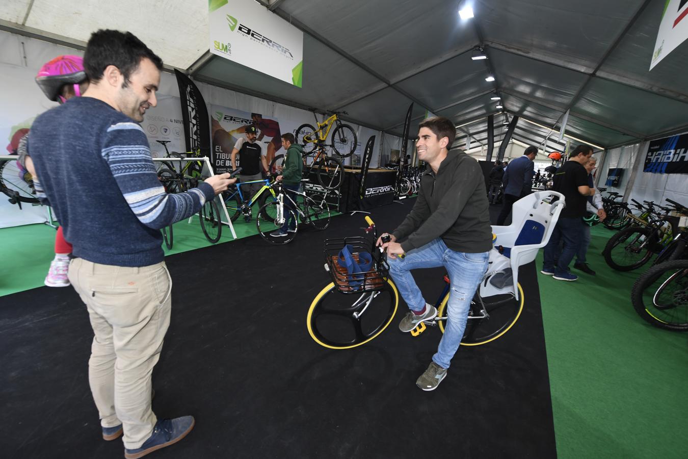 El ciclista Mikel Landa también se dejó ver por el evento en el que participaban numerosas marcas: Orbea, Berria, BH y HRIBIKE, entre otras.