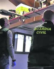 Imagen secundaria 2 - Parientes y amigos de Javier Ardines el pasado 16 de agosto, tras conocerse que el concejal había fallecido junto a la casa familiar. Abajo, los perros empleados en la investigación policial y un momento del registro. 