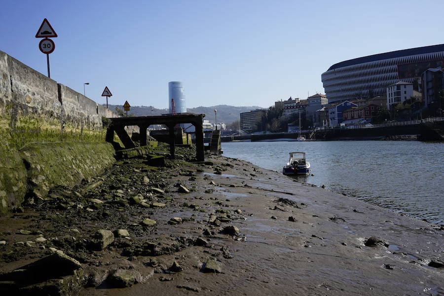 En Bilbao, el Nervión se ha retirado tanto que se podían observar estampas inauditas.