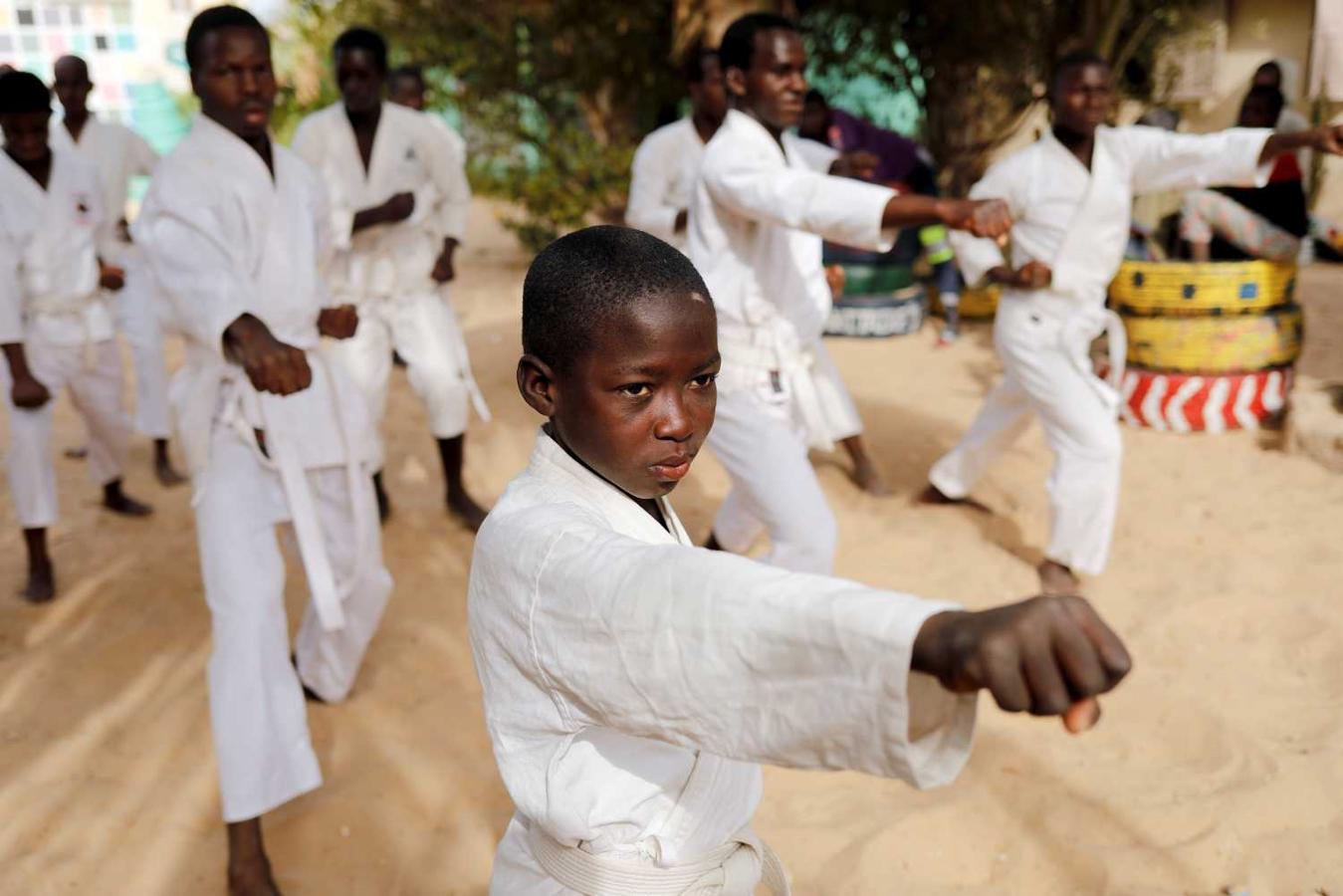 Demba, de 8 años, estudiante de una escuela coránica, en clase de karate en la Maison de la Gare, organización que ayuda a los niños de la calle a defenderse y reintegrarse en la sociedad, en Saint-Louis, Senegal