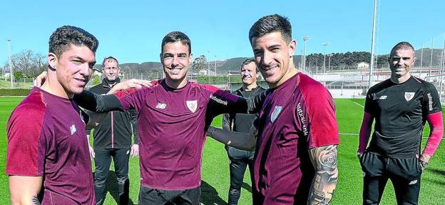 Capa, Dani García y Yuri, en el primer plano, posan para la fotografía tomada ayer en el campo número uno de Lezama, con Iru, Ferreira y Garitano atrás. 