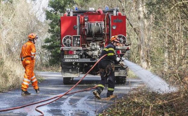 Luis Trueba, durante las labores de extinción del fuego de Ramales el pasado lunes. 