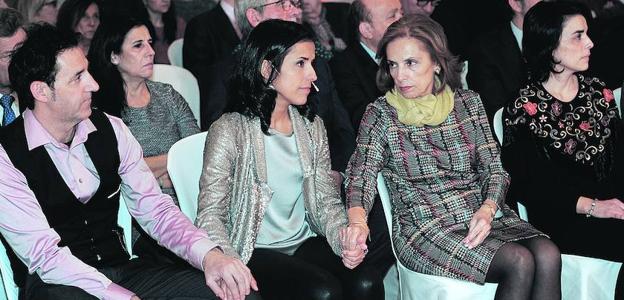 La esposa y las hijas de Fernando Buesa, en el acto en su memoria y en la de Jorge Díez celebrado ayer en Vitoria.