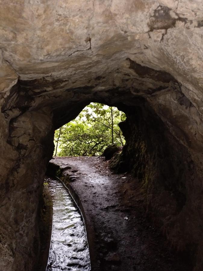 En el trayecto hay cuatro túneles. De ahí que sea recomendable llevar linterna o focos.