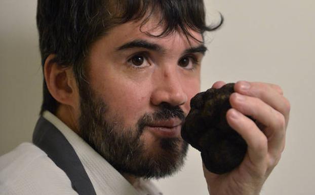 Óscar García, cocinero del Baluarte, con una trufa negra.