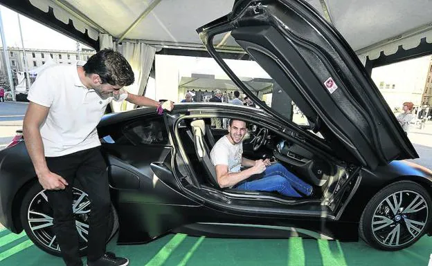 Impresionados. Así se mostraban todos los que se ponían al volante del BMW i8 en la exposición de San Mamés.