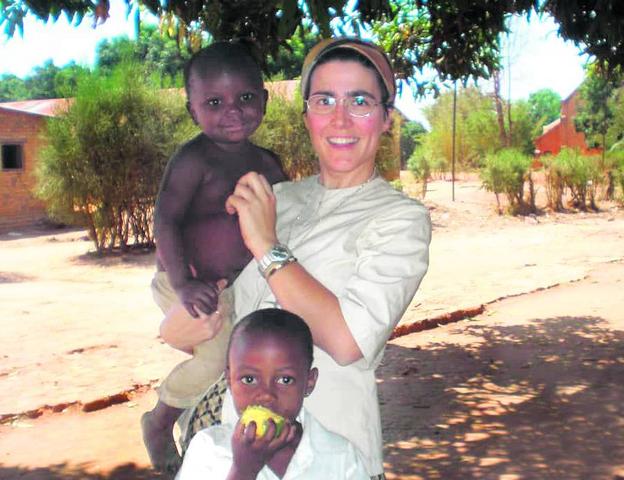 La religiosa Victoria Braquehais, con dos niños del poblado congoleño de Kanzenze.