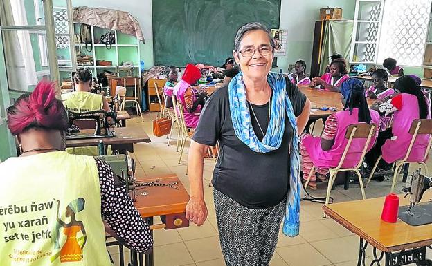 Regina Casado, en una escuela de los alrededores de Dakar.