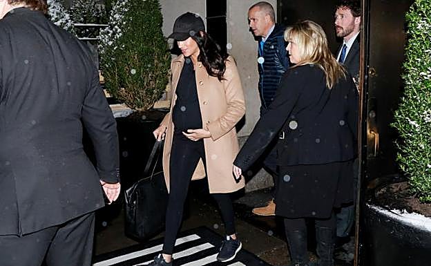 Megan Markle, a su llegada al hotel en el que se alojó co atuendo informal. 