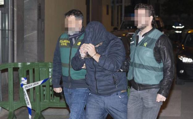 Pedro Nieva es llevado por dos agentes tras su detención en Amorebieta. 