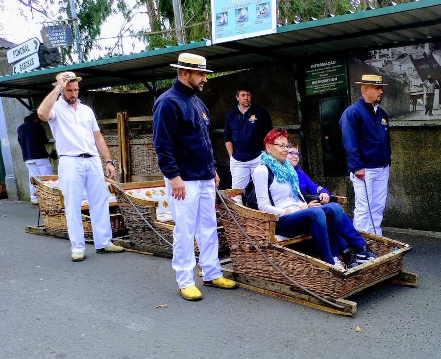 Los 'carrinhos de cesto', una forma diferente de volver a Funchal tras subir en el teleférico.