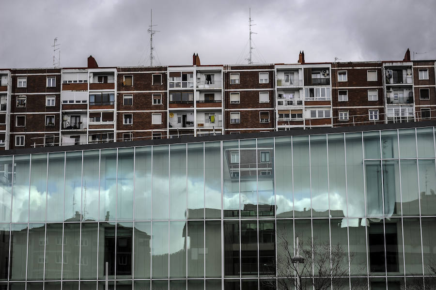 Los edificos de ladrillo visto de Sarriko se ven de otra manera con la gran estacion de cristal del metro.