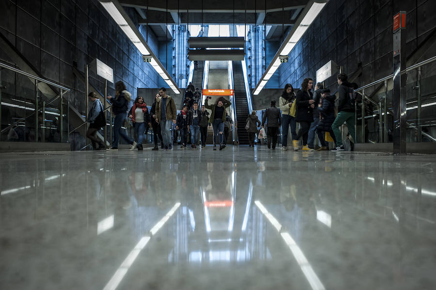 La estación de Sarriko en su interiro. El metro de Foster es un de los elementos distintivos del nuevo Bilbao. 