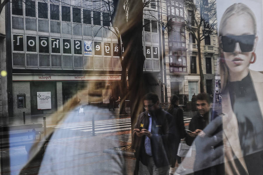 El comercio es ahora uno de los motores de la economía de Bilbao. Aquí, un escaparate de Gran Vía cercano a plaza Moyúa.