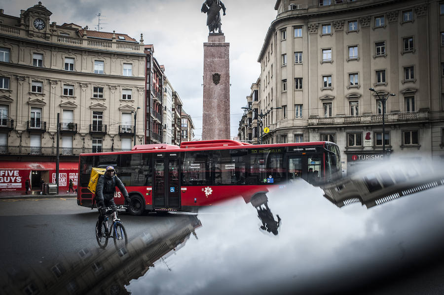 La plaza Cricular y don DIego López de Haro visto en el parabrisas de un coche. 