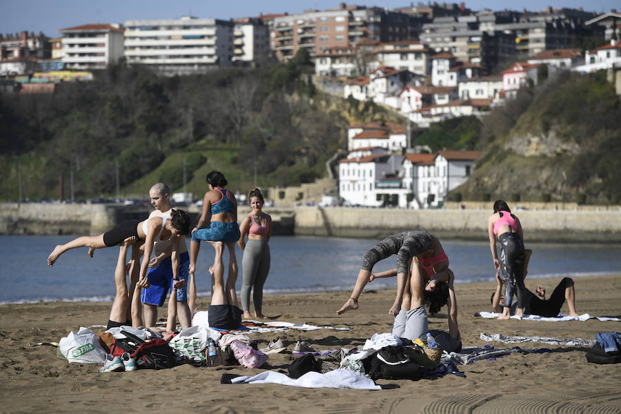 El buen tiempo ha animado este viernes a muchos ciudadanos a acercarse a la playa de Ereaga, en Getxo.