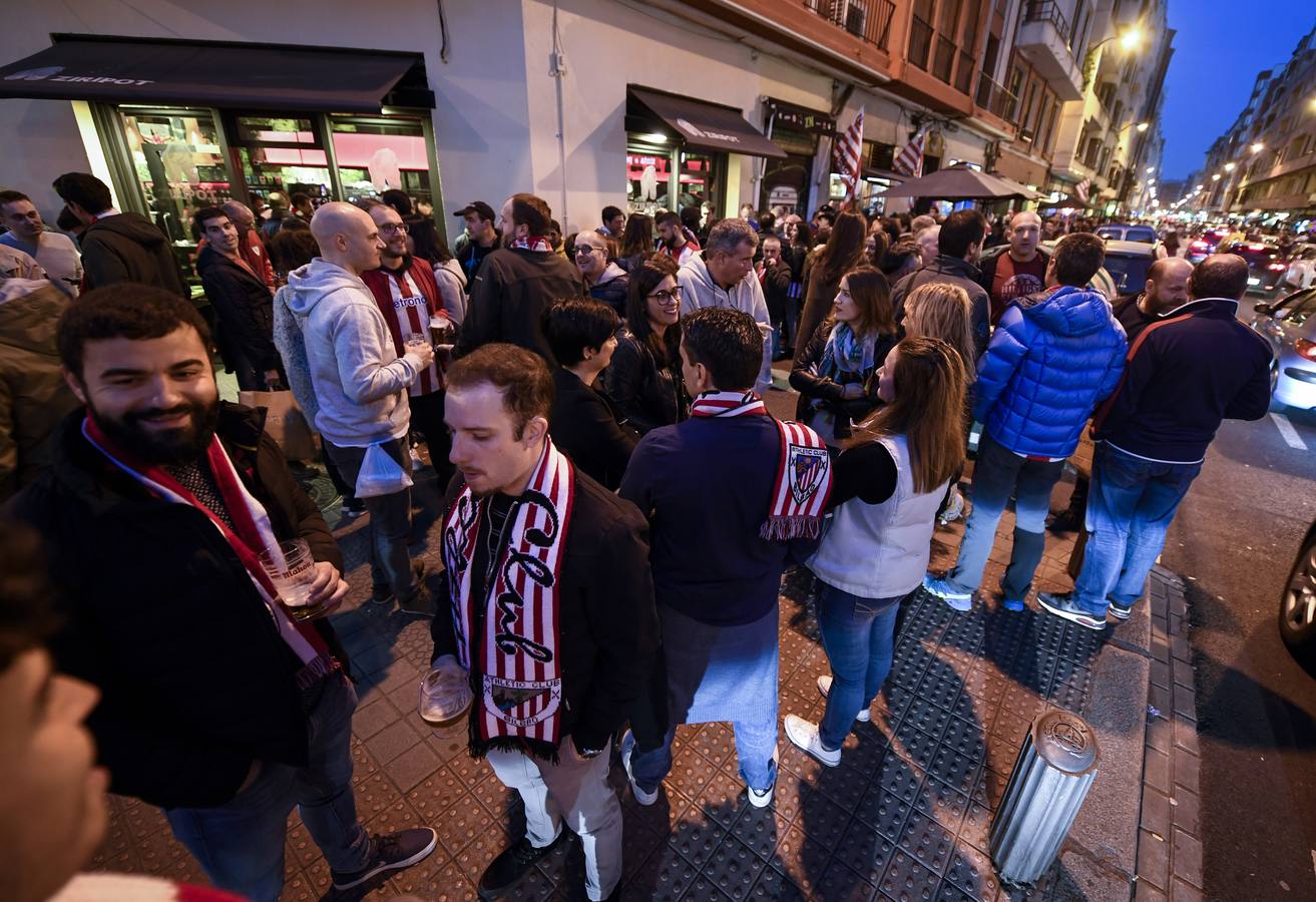 Fotos: Las aficiones del Athletic y Eibar, hermanadas en Bilbao