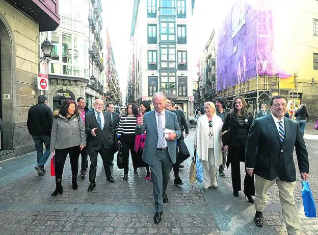 José Manuel Bello, presidente de los cascos históricos de España, en el centro, dirige el paseo.