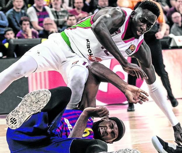 Ilimane Diop cae sobre el barcelonista Singleton en el duelo del pasado jueves. 