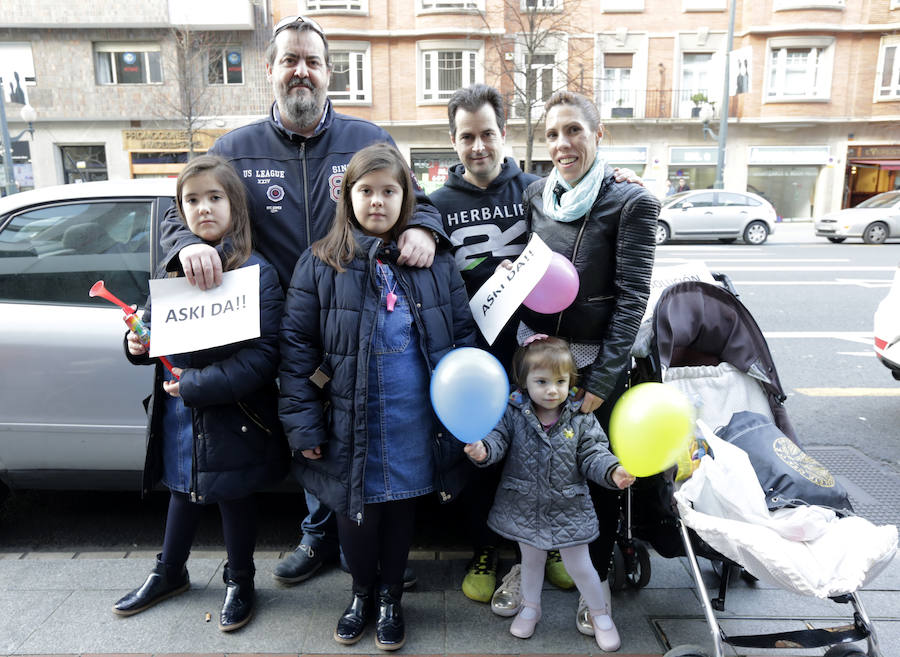 PORTUGALETE. COLEGIO SANTA MARÍA. Esta reivindicación es simple: «nos manifestamos porque los niños no tienen colegio», exclamó Eduardo Ballesteros. Cada dos por tres hay paros y los más pequeños pierden muchas horas decisivas en su futuro. «En esta situación estamos en el bando de los niños, y el conflicto no les tendría que afectar a ellos». Todos piden una solución inminente