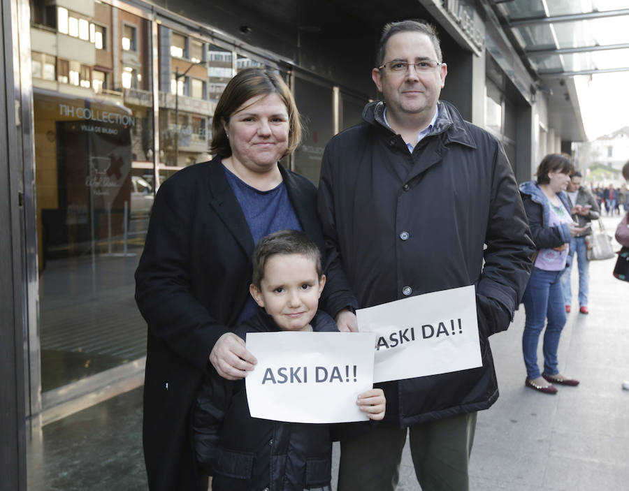 INDAUTXU. COLEGIO INDAUTXU. Los AMPAS muestraron su apoyo a la escuela concertada, pero fueron unánimes en su exigencia: sentarse a negociar y encontrar una solución cuanto antes. «Que dejen de trastornar la vida escolar de nuestros hijos», manifestó Nora Barruso. El Ejecutivo autonómico «se hace el mudo» en este conflicto.