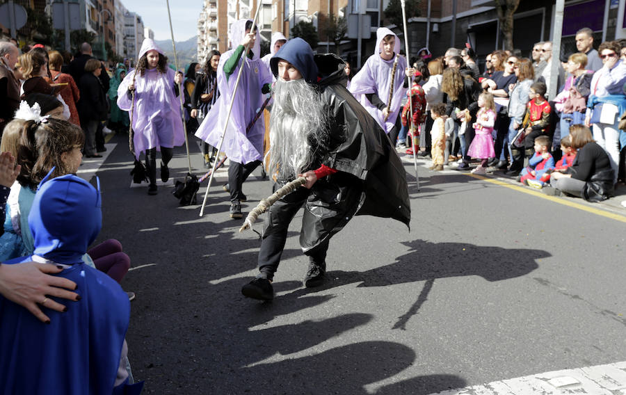 Los vecinos del barrio bilbaíno de Deusto ya han sacado sus disfraces a la calle. En un desfile han hecho gala de todas sus invenciones: desde superheroes a villanos de ultratumba.