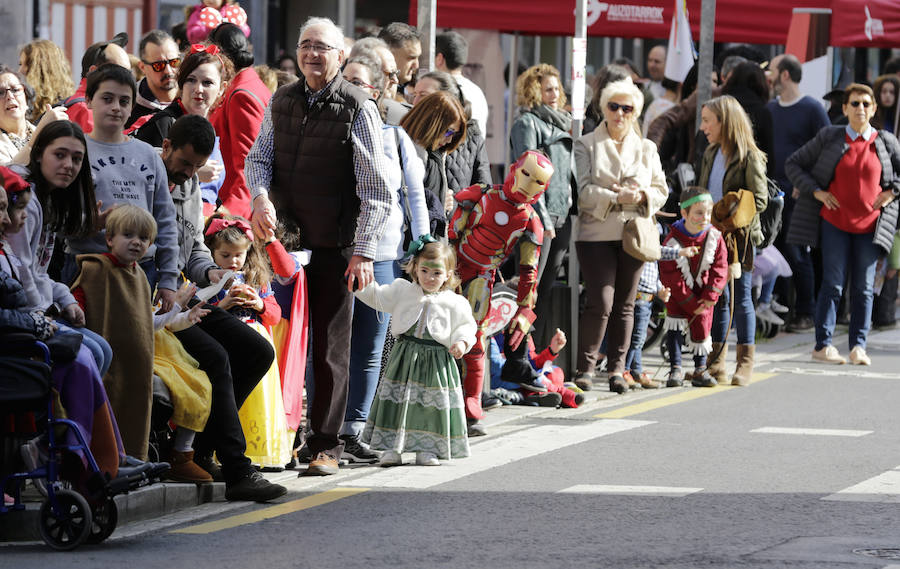 Los vecinos del barrio bilbaíno de Deusto ya han sacado sus disfraces a la calle. En un desfile han hecho gala de todas sus invenciones: desde superheroes a villanos de ultratumba.