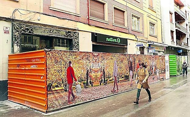 Las obras en la calle San Prudencio están protegidas con vallas decoradas con vinilos para reducir su impacto visual.