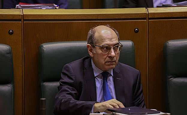 Jon Darpon en el Pleno del Parlamento Vasco.