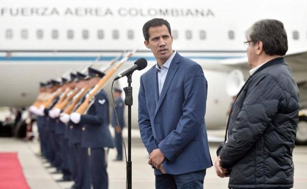 El líder opositor Juan Guaidó acaompañado del ministro de exteriores colombiano, Carlos Holmes Trujillo.