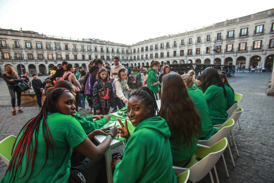 Fotos: Firma de autógrafos de la plantilla del Araski