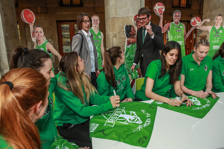 Fotos: Firma de autógrafos de la plantilla del Araski