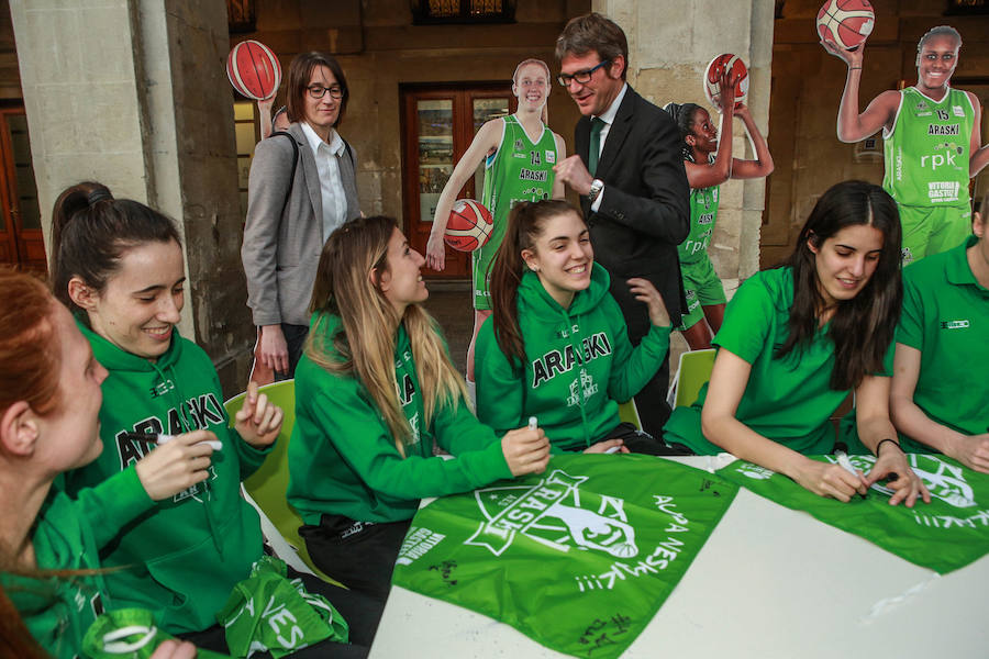 Fotos: Firma de autógrafos de la plantilla del Araski