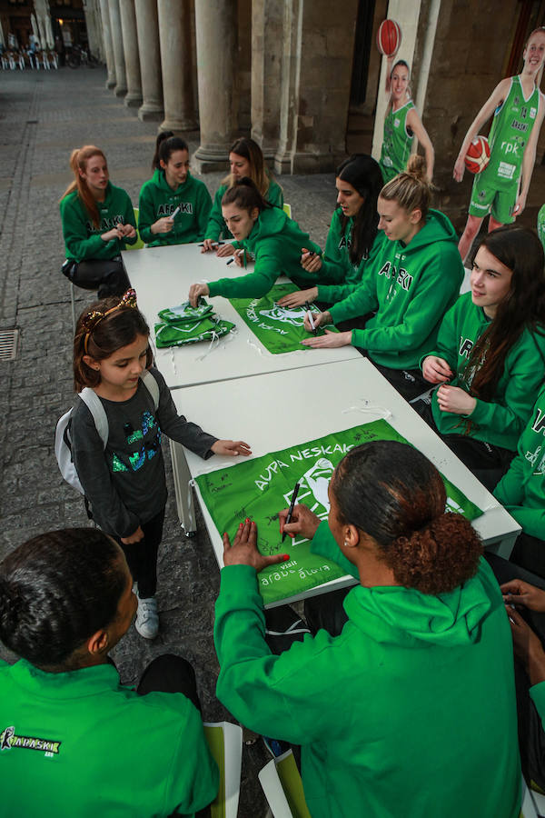 Fotos: Firma de autógrafos de la plantilla del Araski