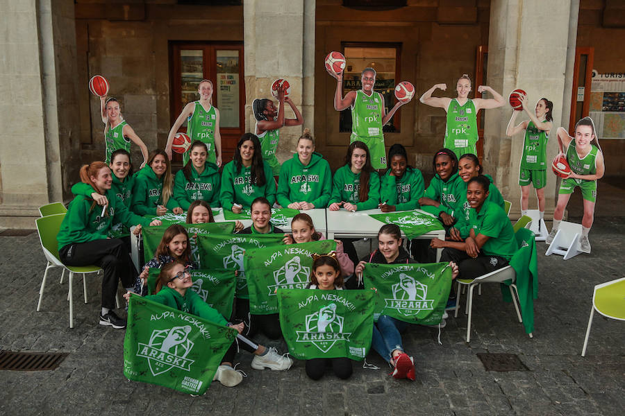 Fotos: Firma de autógrafos de la plantilla del Araski