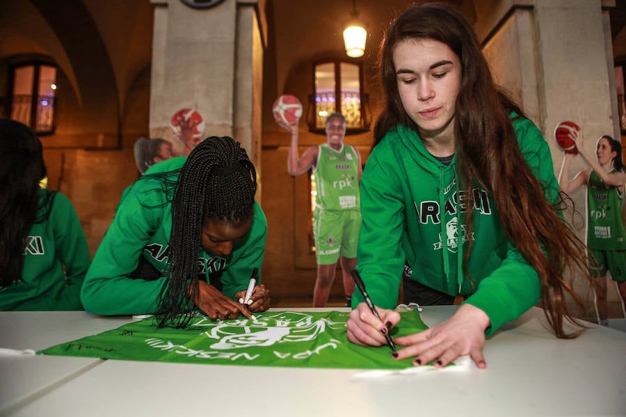 Fotos: Firma de autógrafos de la plantilla del Araski