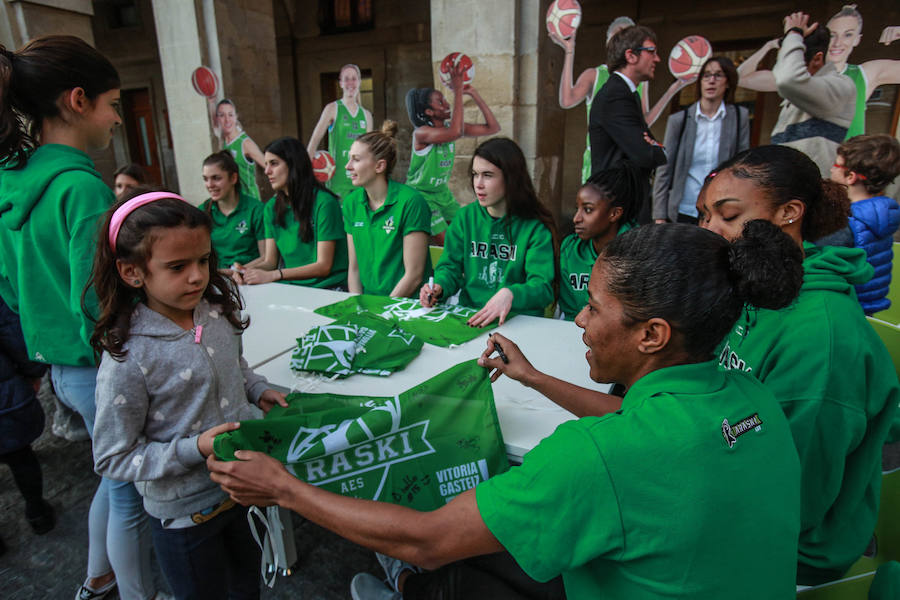 Fotos: Firma de autógrafos de la plantilla del Araski