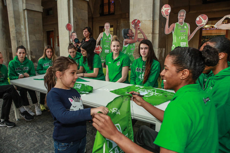 Fotos: Firma de autógrafos de la plantilla del Araski