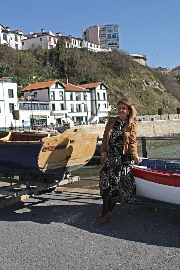 Un vestido con cadenas y zapato de tacón, una opción elegante que nunca falla.