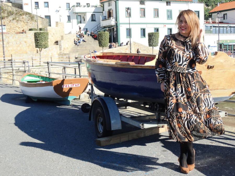 Un vestido con cadenas y zapato de tacón, una opción elegante que nunca falla.