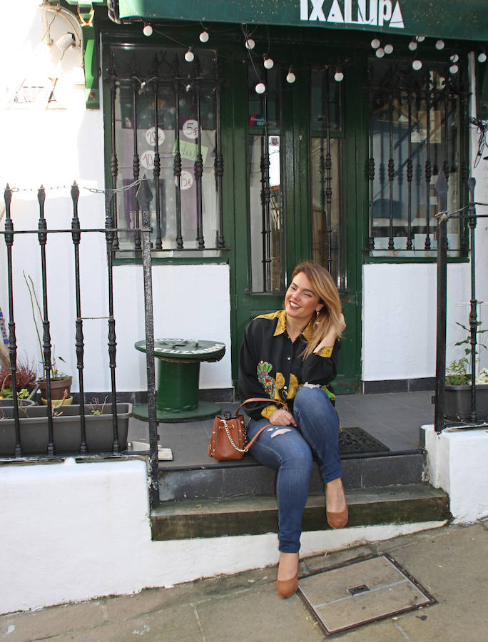 Una colorida camisa con cadenas aporta el toque arreglado y divertido a cualquier look.