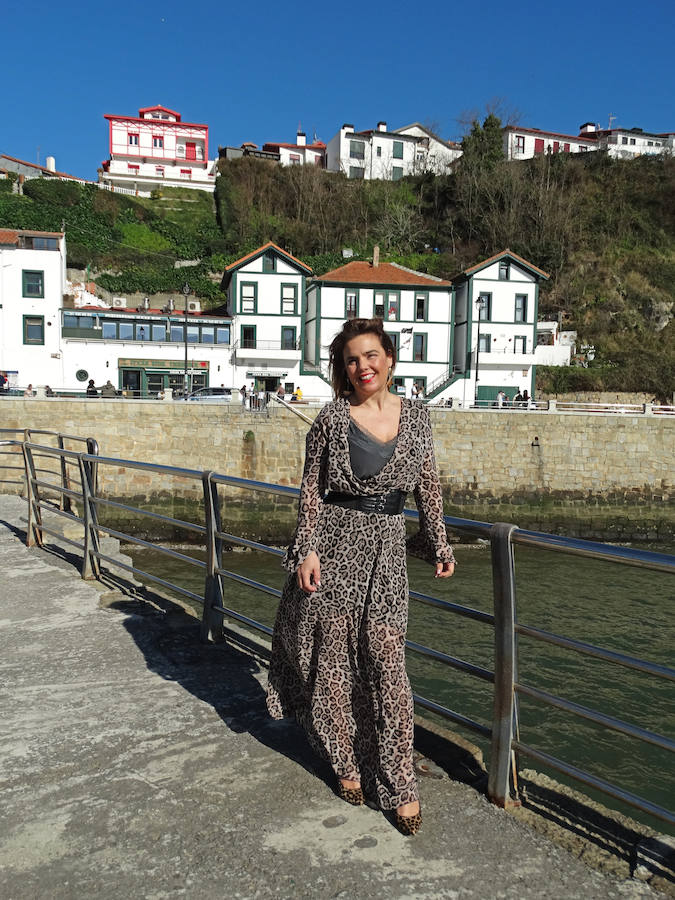 Un vestido largo de 'animal print', una propuesta sexy e informal.