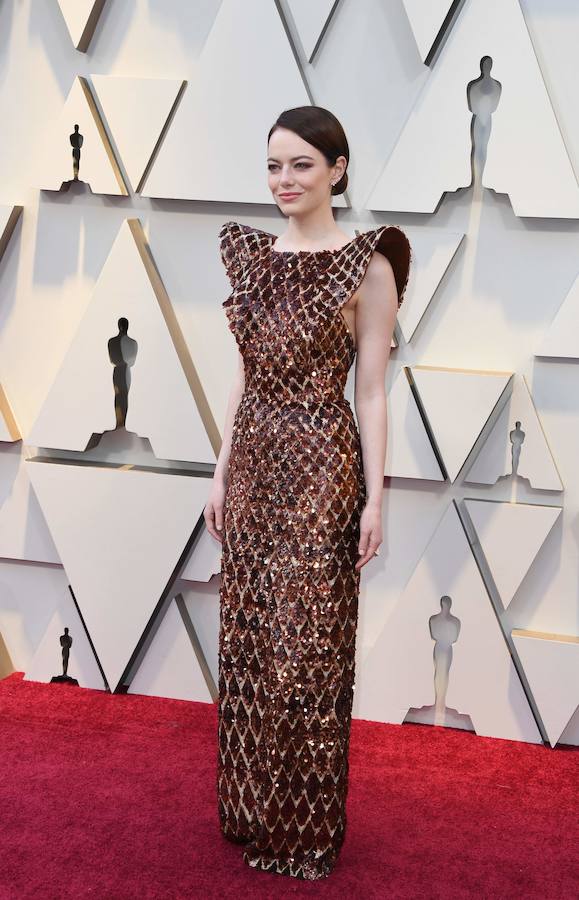 Emma Stone: desfiló radiante por la alfombra roja con un diseño de Louis Vuitton. Algunos tuiteros compararon con humor su estilismo con un gofre de chocolate pero, sin duda, su atuendo fue todo un acierto. Sencilla y brillante.  Oscars 2019