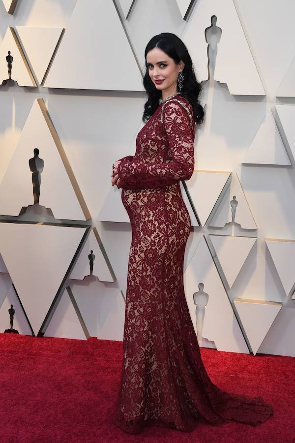 Krysten Ritter: lució un vestido granate de encaje de Reem Acra. La actriz, que está embarazada, optó por un ajustado diseño muy anticuado.  Oscars 2019