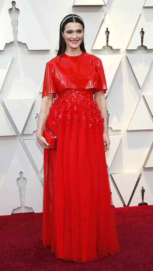 Rachel Weisz: también se decantó por el color rojo, sinónimo de elegancia. Sin embargo, la actriz no resultó favorecida con este vestido con capa de látex de Givenchy. Una mezcla de texturas muy arriesgada que parecía más bien una versión futurista del traje de comunión.  Oscars 2019
