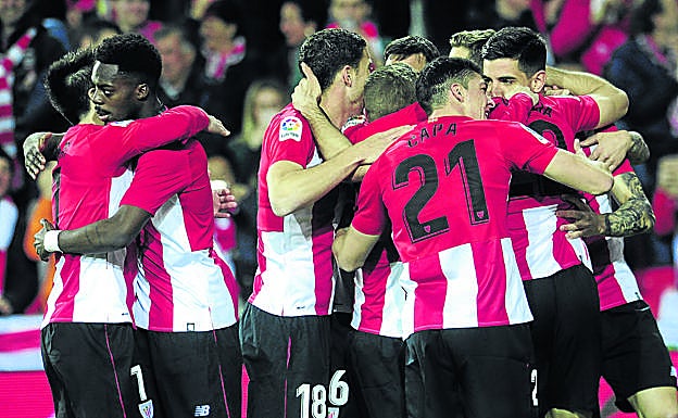 Jugadores del Athletic celebran el gol de Raúl García contra el Eibar 