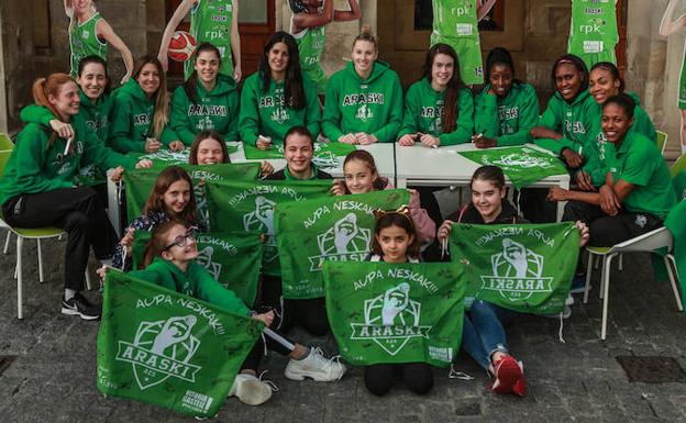 Las jugadoras del Araski posan con un grupo de aficionadas que ya cuentan con sus banderas firmadas. 